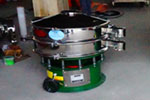 800型單層三次元振動篩，產量可達800kg/h。